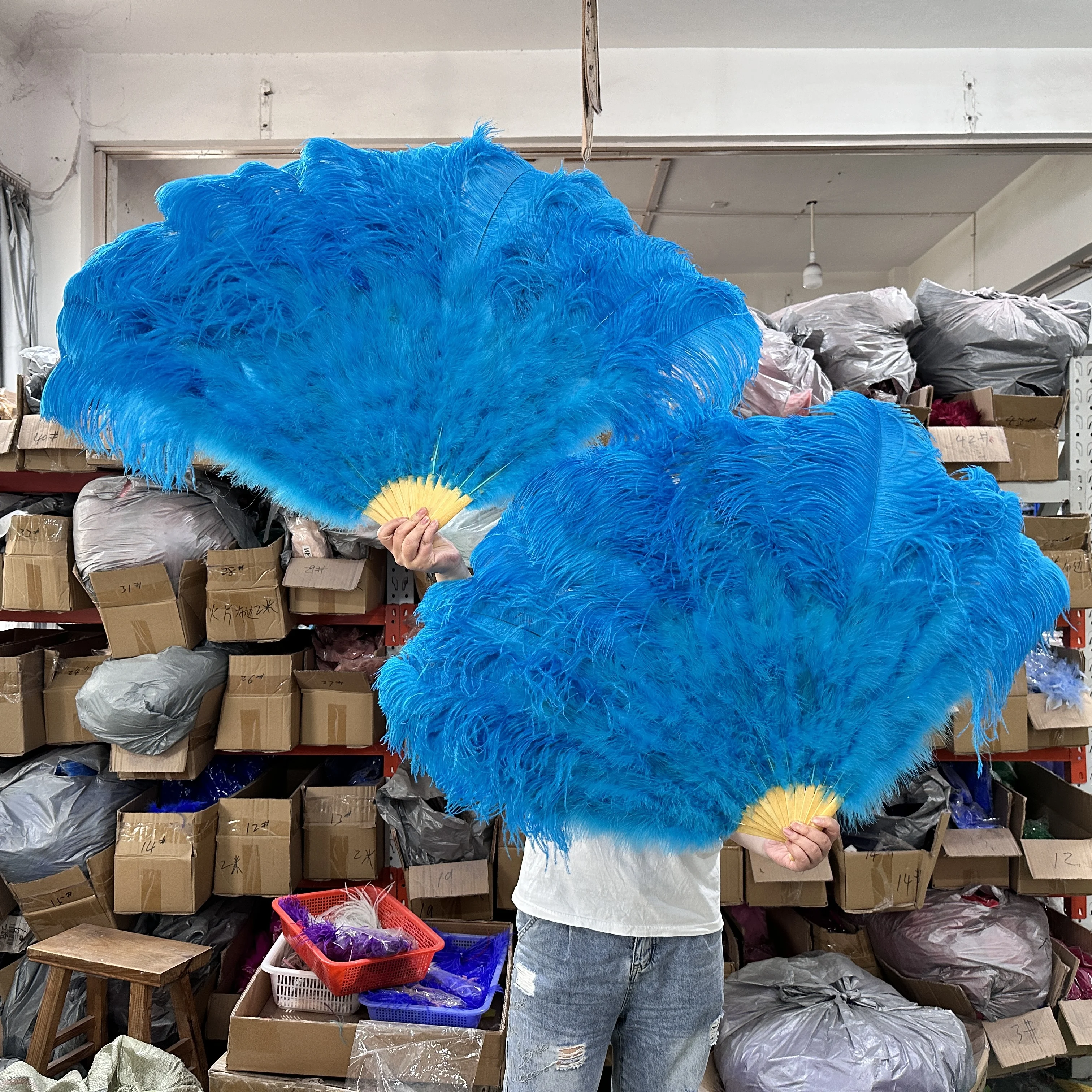 

Lake Blue Big Ostrich Feather Fans 13 Bone 130CM Fluffy Plumes Hands Held Folding Fan for Celebration Carnival Performance Props