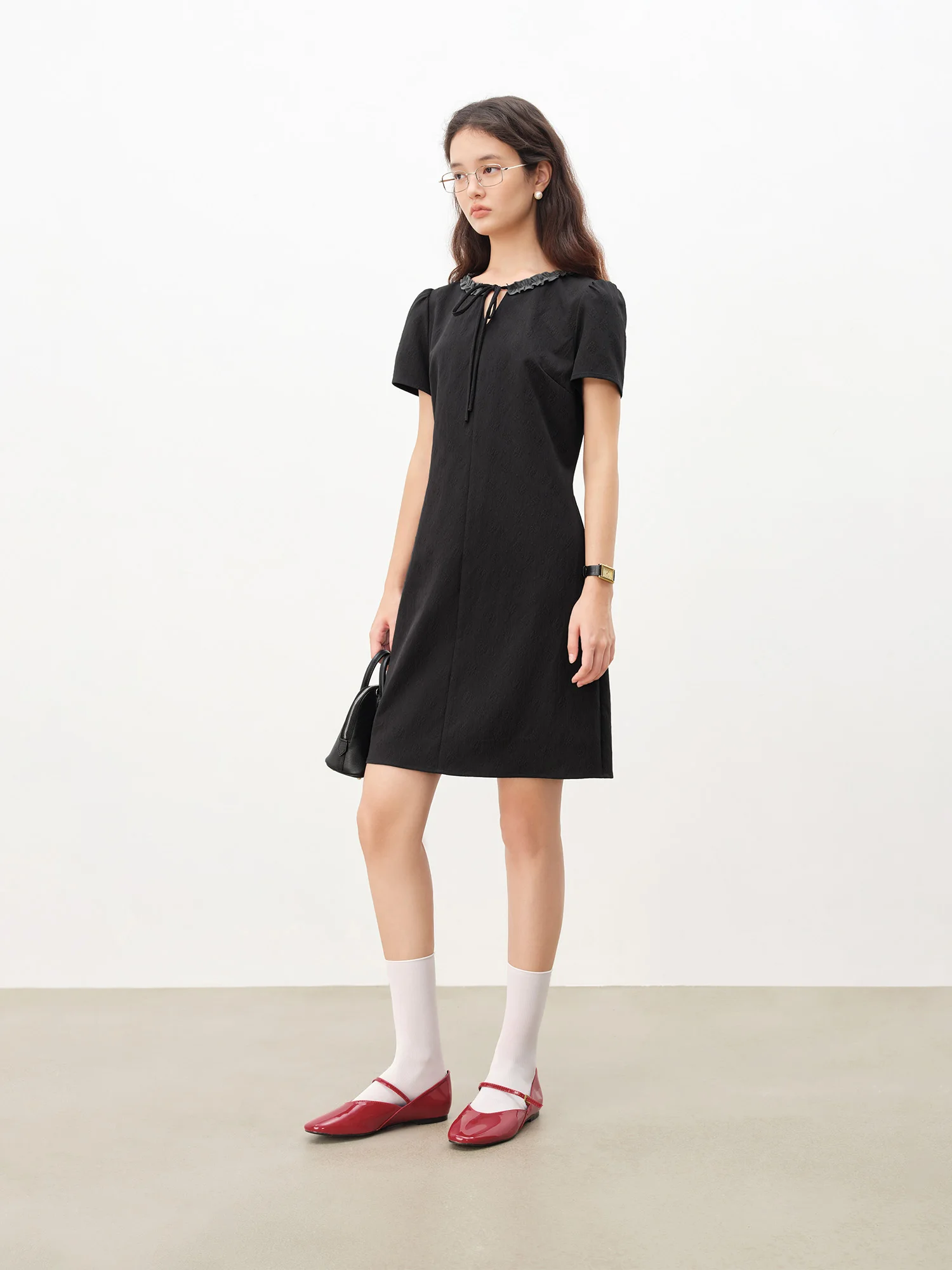 ZIQIAO 2025 Vestido feminino de verão pequeno e alongado em cascata – gola em camadas e chiffon leve para elegância sem esforço