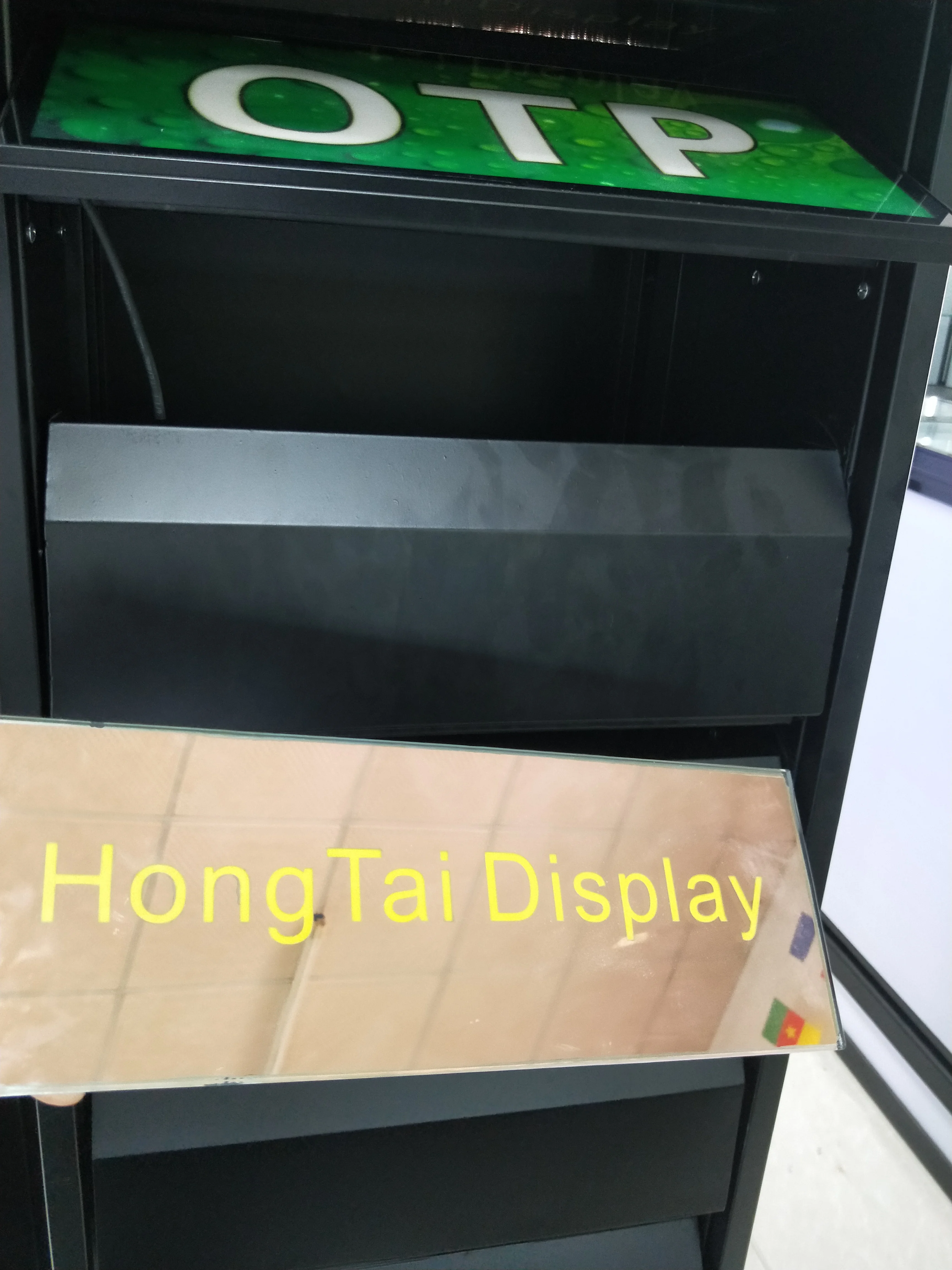 カスタムメイドの照明付きボックス型煙草店陳列什器、完全組み立て済み、煙草店用ディスプレイ家具