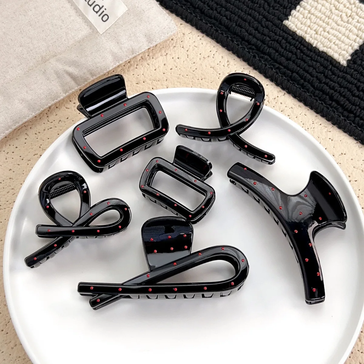Korean version of sweet and cool polka dot versatile black grab clip new temperament geometric hairpin simple disc hair shark clip hair grab