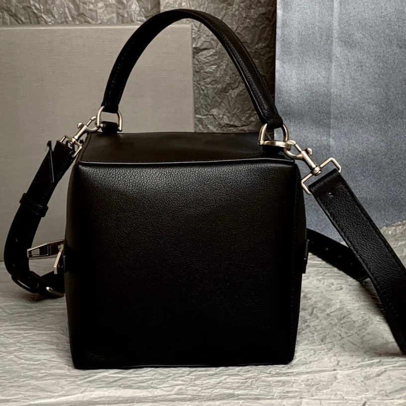 

2025 Luxury Designer Bag High Quality Portable Storage Bag Famous Brand Genuine Leather Large Capacity Makeup Storage Bag