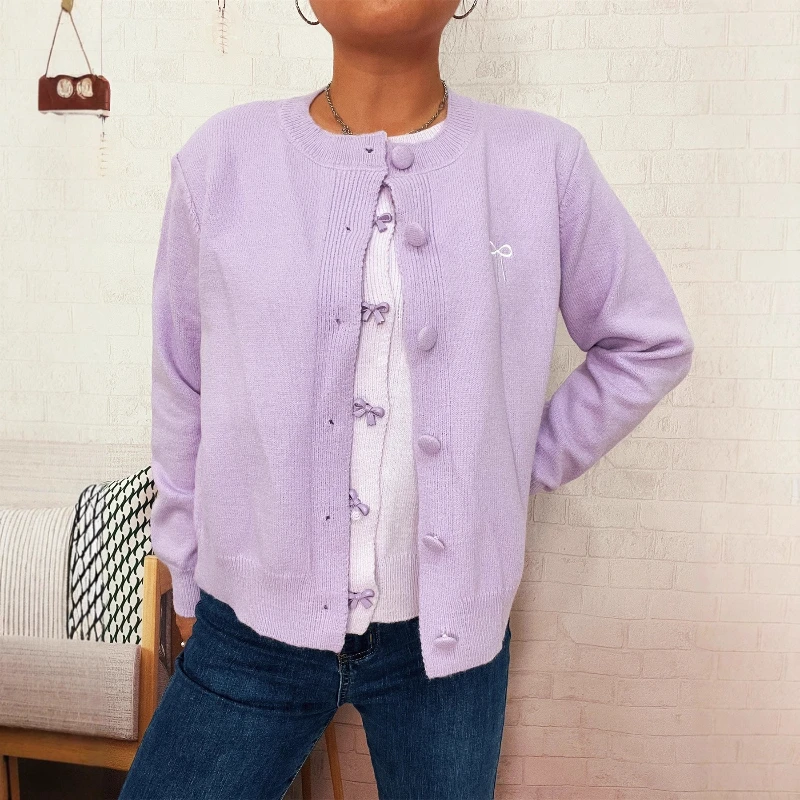 Nowa kolekcja jesień/zima 2025: Dwuczęściowy sweter damski z dzianiny, z haftem w motyle, zapinany na guziki, idealny na dojazdy do pracy i wakacje.