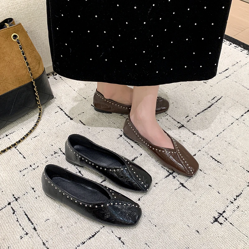 Chaussure légère à bout carré, avec rivets rétro, rehaussée à l'intérieur, au style élégant.