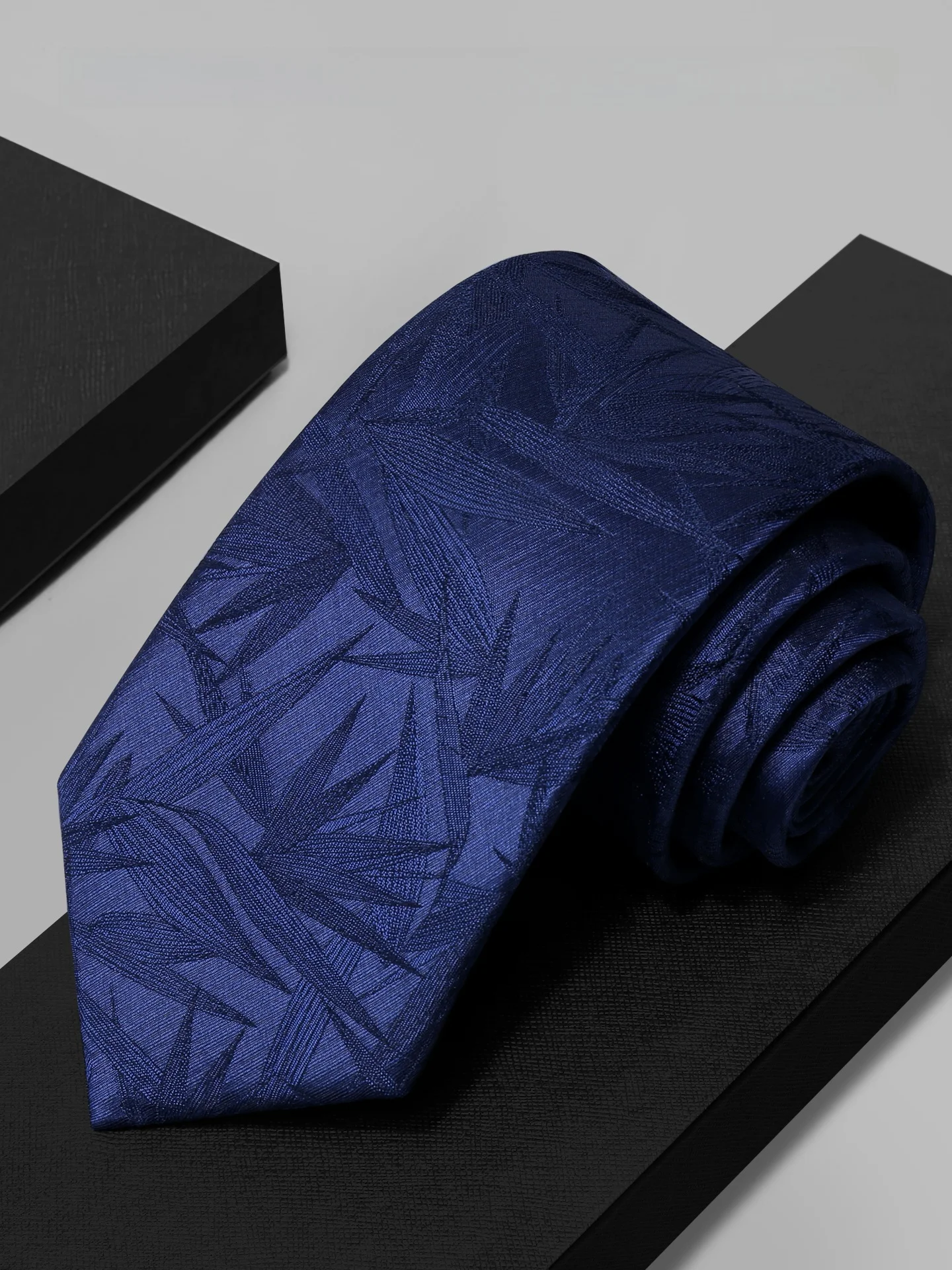 cravate-en-soie-faite-main-haut-de-gamme-pour-homme-–-design-affaires-raffine-soie-authentique-pour-tenue-professionnelle