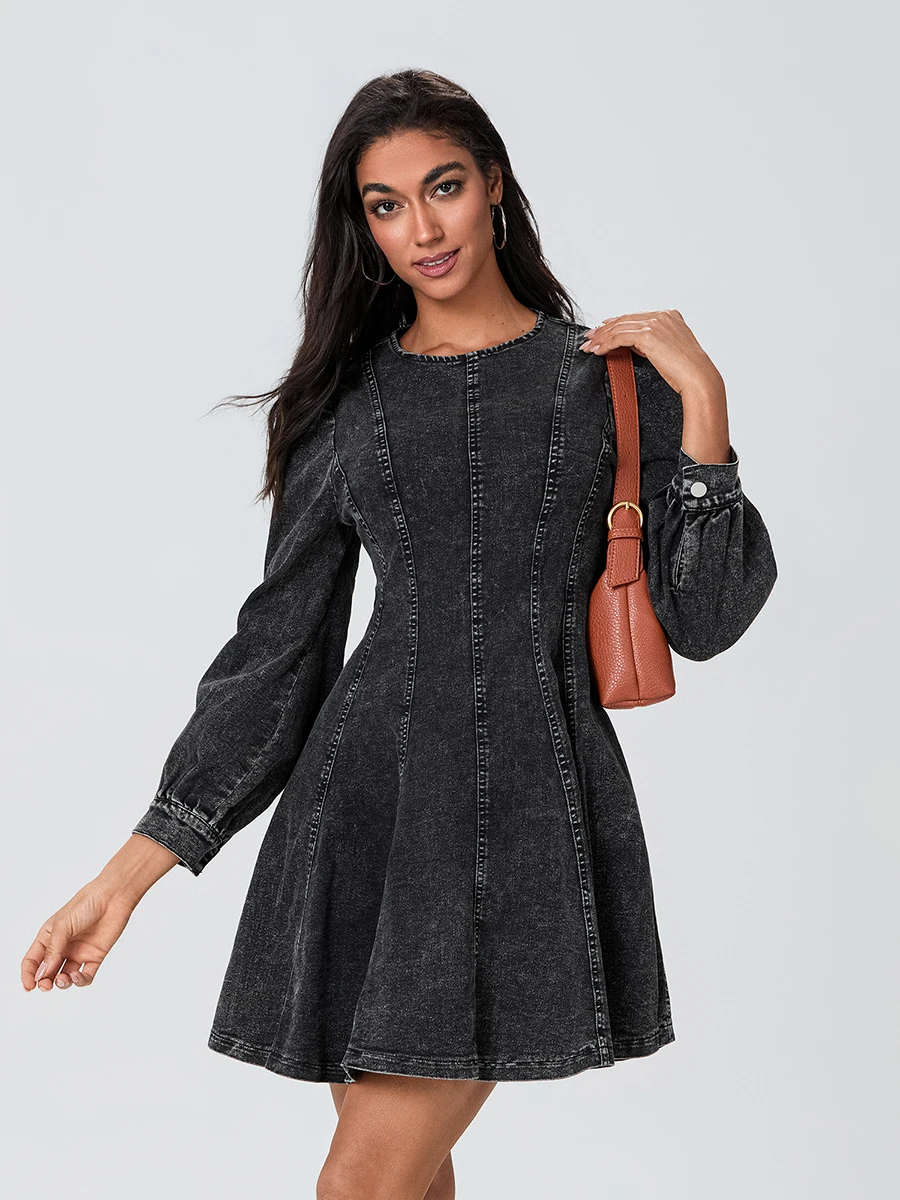 Vestido jeans feminino elegante de outono com mangas compridas, gola redonda e cintura smockada – minivestido evasê elegante em cor sólida