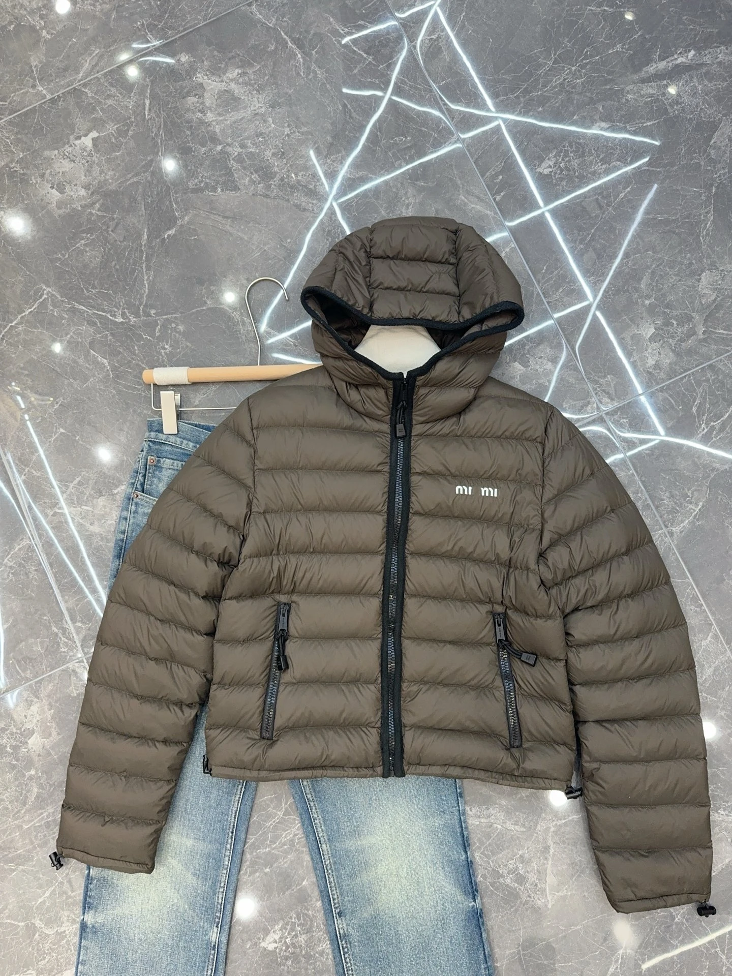 

Luxury Embroidered White Goose down Jacket Women's Short Coat with Hat 25s Lettering Design Warm Commute Style Regular Fit