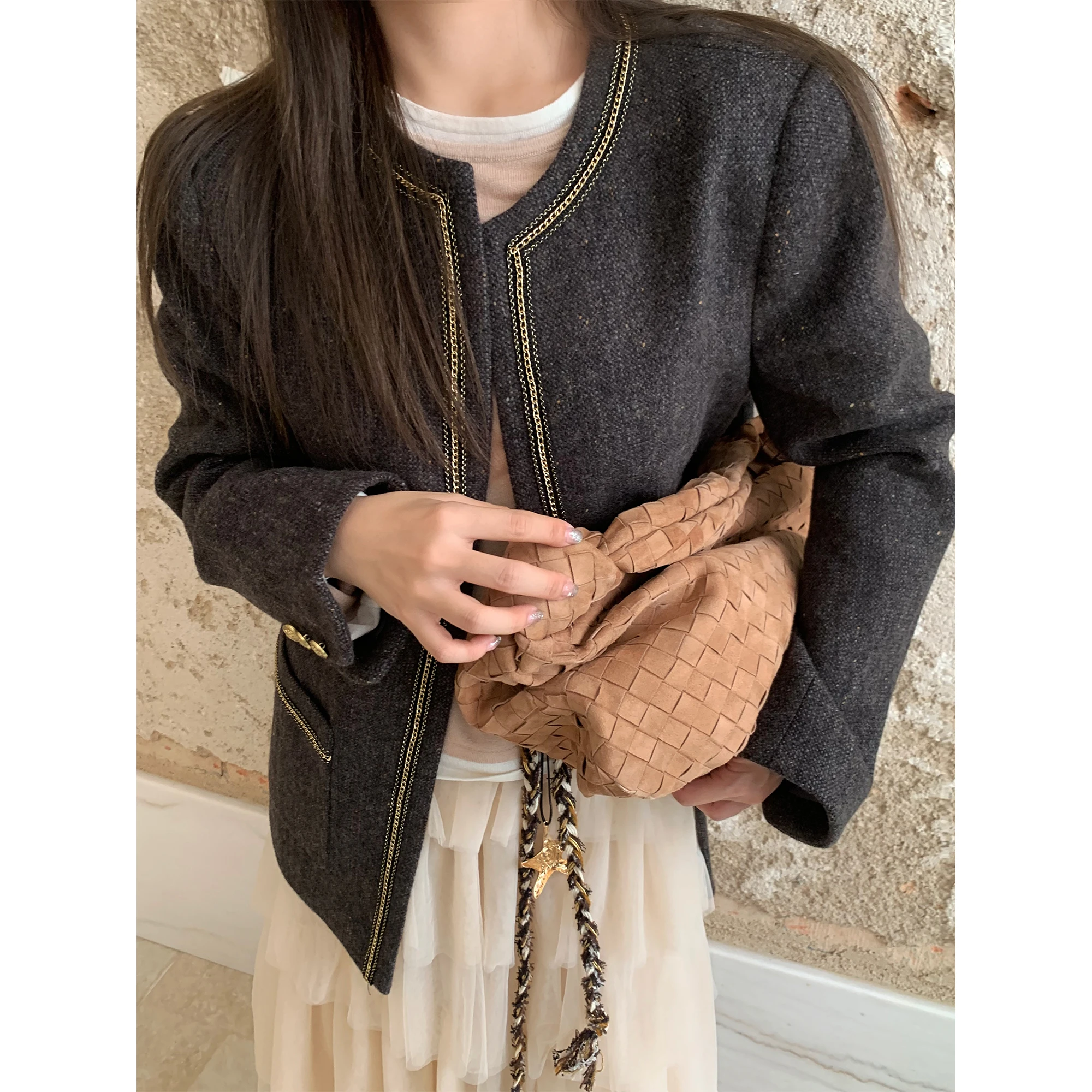 

Лимитированная серия: Твидовое пальто Southampton Miss из 100% шерсти, деконструированный дизайн, приталенный крой, стандартная длина рукава, застежка-молния.