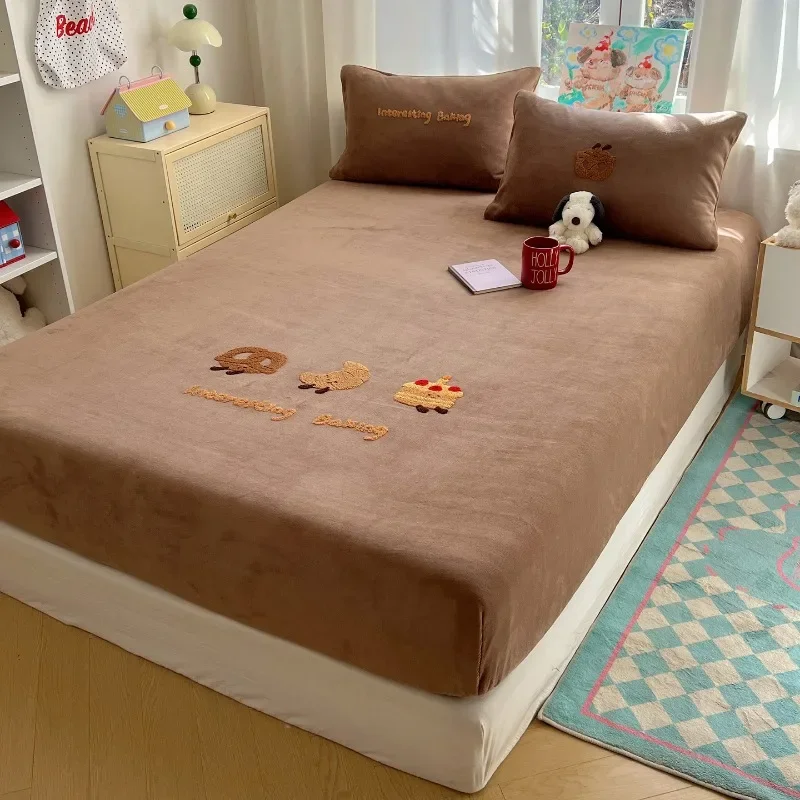 Winter new solid color thickened milk fleece fitted sheet three-piece towel embroidery fitted sheet cartoon embroidery
