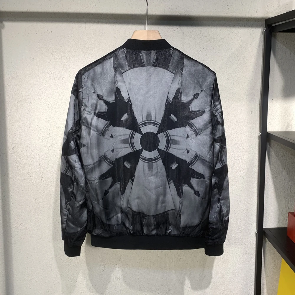 

Модный молодежный джарет с бейсбольным воротником, верхняя одежда весеннего сезона, облегающий длинный све, застежка-молния с геометрическим узором, мужская ...