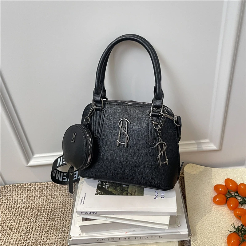 حقائب يد أنيقة للنساء من الجلد الطبيعي، من العلامة التجارية الفاخرة مع عناصر زخرفية، إكسسوار خالد ومتعدد الاستخدامات