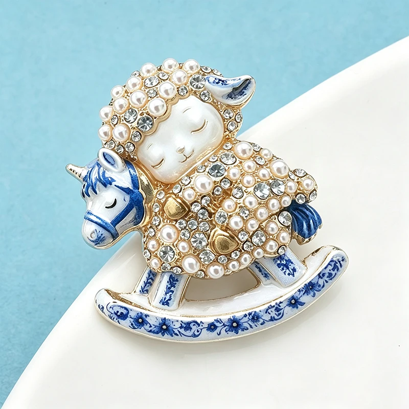 Wuli&baby Niedliche Schaukelpferd-Schaf-Broschen für Damen, Blau-Weißes Porzellan, Perlen-Lamm-Tier-Party-Brosche, Neujahrsgeschenke – Detail 5