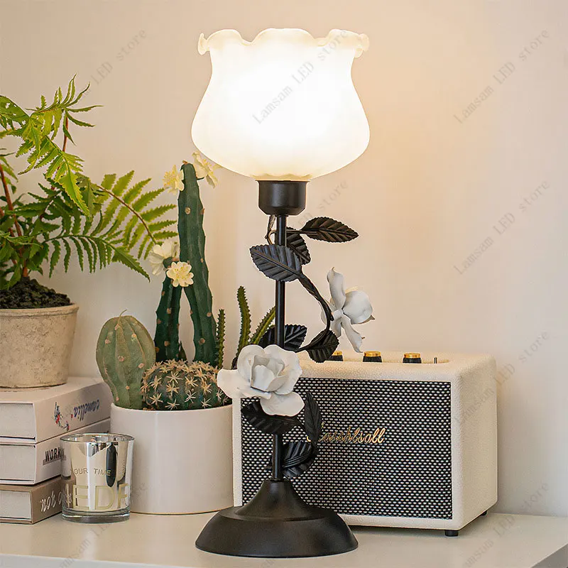 LED-Blumenlampe, AC oder DC-betrieben, dreifarbig, pastoral, dekorative Blumen-Schreibtischleuchte für Schlafzimmer, Wohnzimmer, Arbeitszimmer, Kinderzimmer