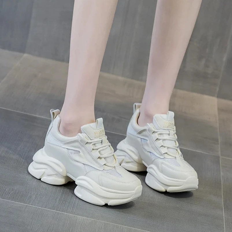 

2025 женская обувь из натуральной кожи 7 см, четырехсезонные массивные кроссовки, женские уличные модные кроссовки для бега и ходьбы Tide