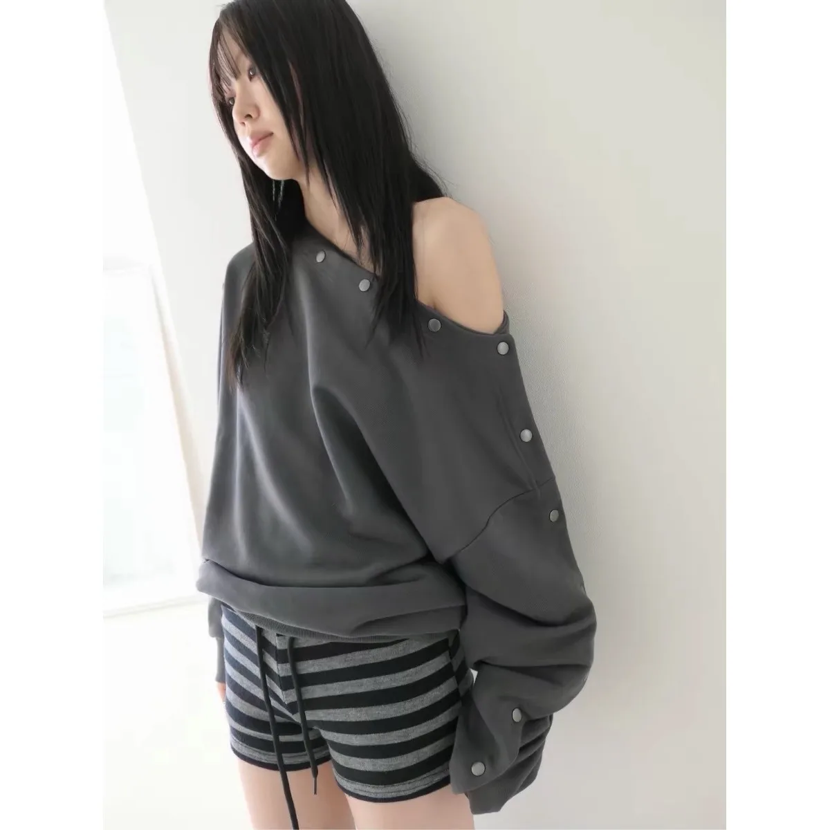 Retro Fashionable Rivet Shoulder Bared Oblique Collar Design Fleece Sweatshirt Overhead Ladies Loose Fit Long Sleeve Winter Top