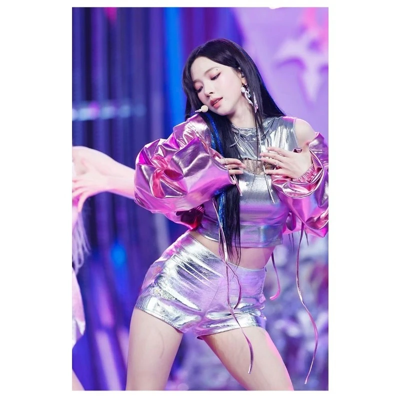 

The girl group Ning Yizhuo Jin Wentian has the same singing costume, futuristic dance performance costume