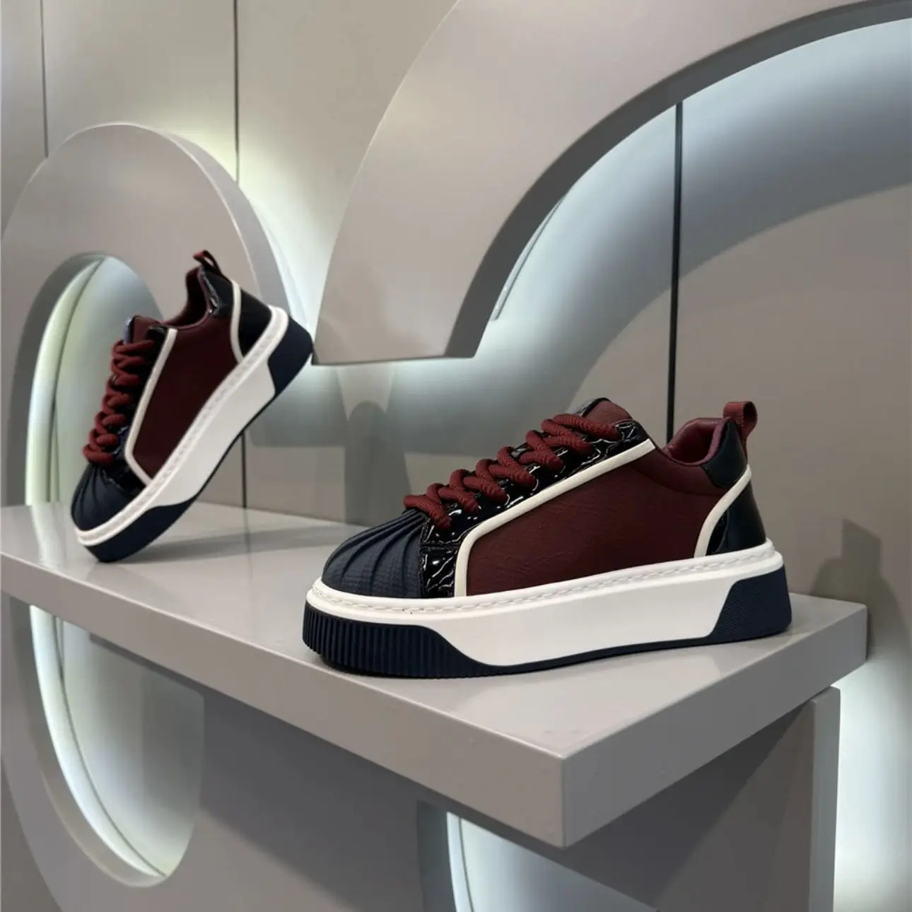 

Fashion Design Striped Heads Shoes for Man Soft Lightweight Flats Skateboard Sneakers Retro Luxury Leather Shoes 2026