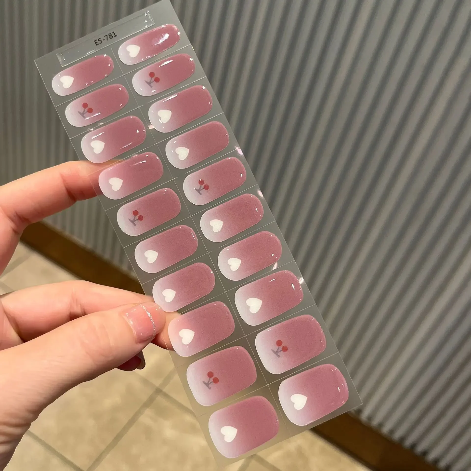 20 Tipsów Czysto Białe Nude Długotrwałe Kremowe Paski do Paznokci Naklejki Suwaki Potrzebują Lampy UV Owijki do Paznokci Półutwardzone Żelowe Naklejki na Paznokcie