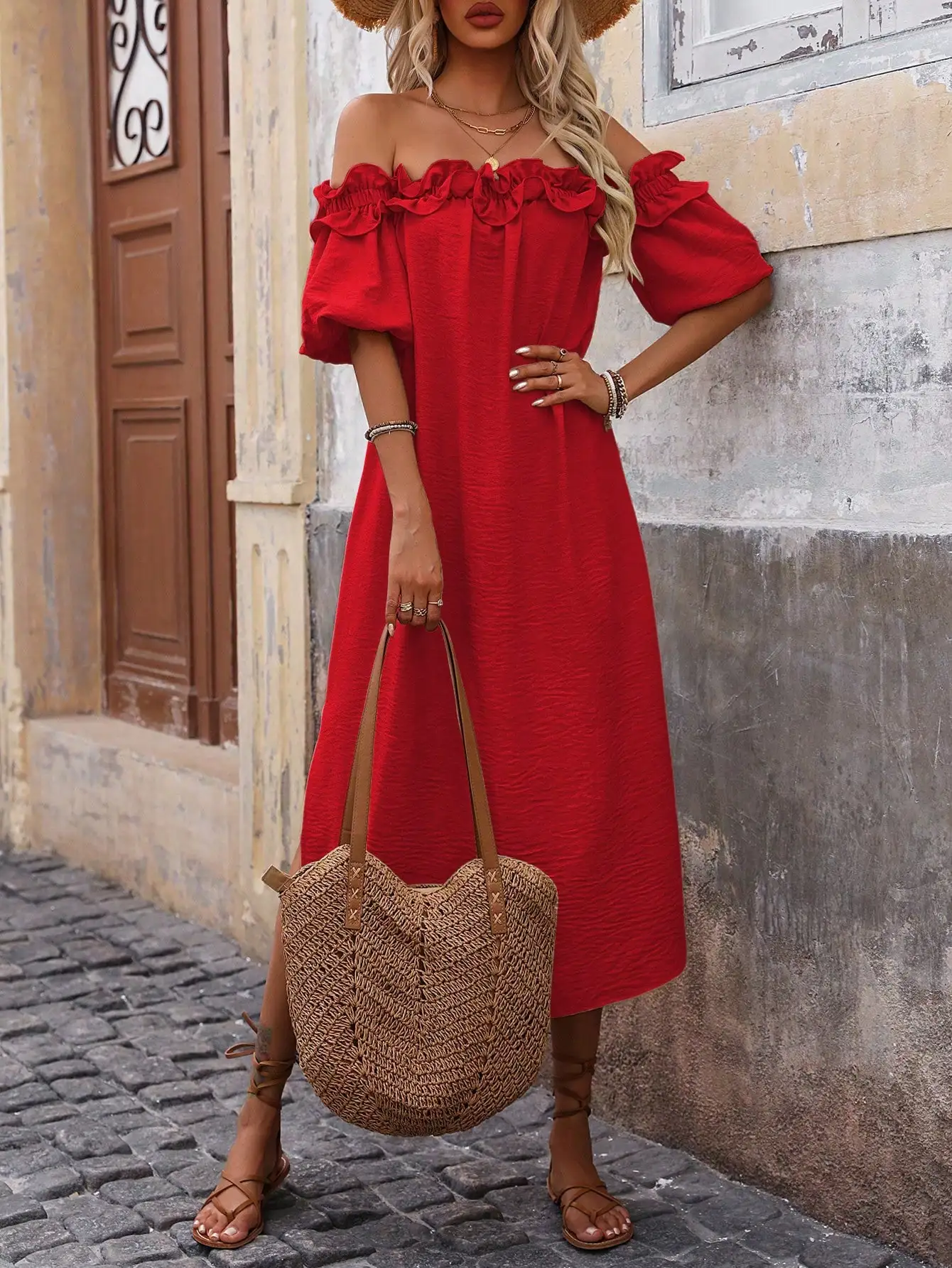 

Красное макси-платье с открытыми плечами, рюшами и пышными рукавами для отпуска