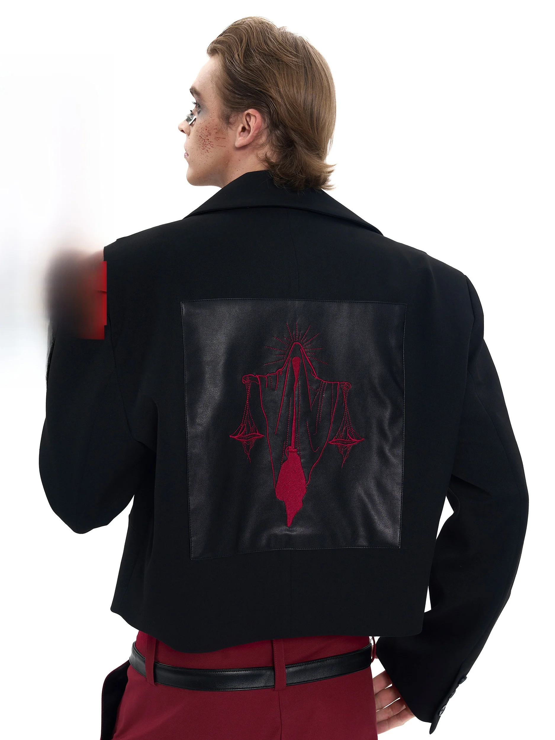 

Черный короткий мужской пиджак с вышивкой и подплечниками для осеннего сезона: молодежный и динамичный стиль