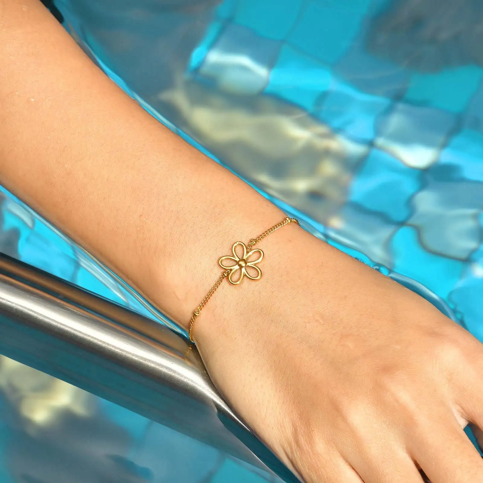 

Vnox Stainless Steel Flower Bracelet for Women, Gold Plated Chain Wristband with Floral Charm, Adjustable Fashion Jewelry Gifts