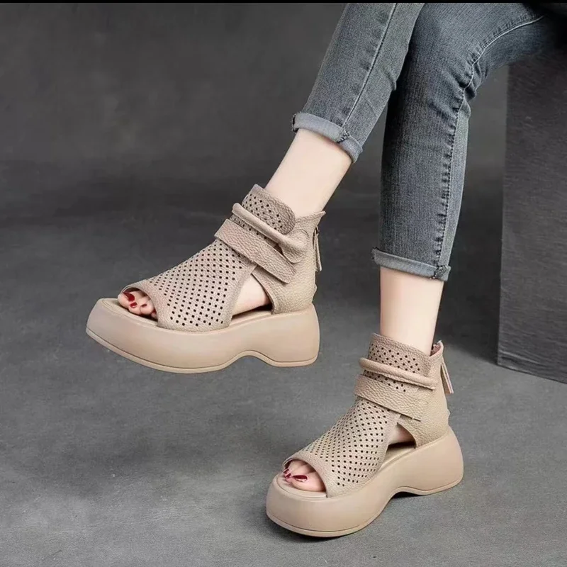 Botas Retro de cuero suave para mujer, sandalias modernas de boca de pez, zapatos de tacón medio con cuñas, novedad de 2024