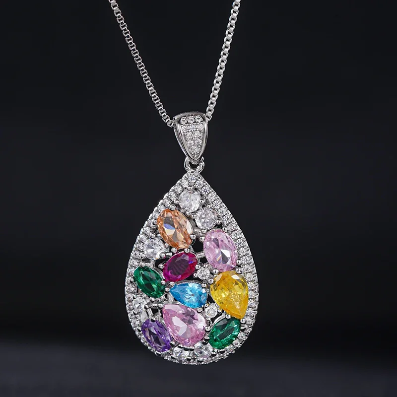Huitan Funkelnde Damen-Anhänger-Halskette mit mehrfarbigen, hellen CZ-Steinen, elegantes, vielseitiges Accessoire für Hochzeiten und Partys. – Detail 6