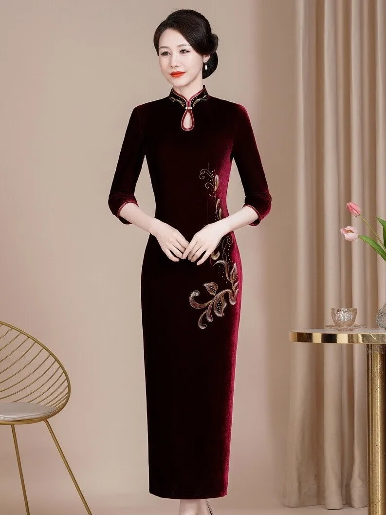 

Retro Hand-Painted Velvet Qipao Long Slimming plus Size Mom Wedding Dr Embroidered Floral Print Low Slit Polyurethane Elas...