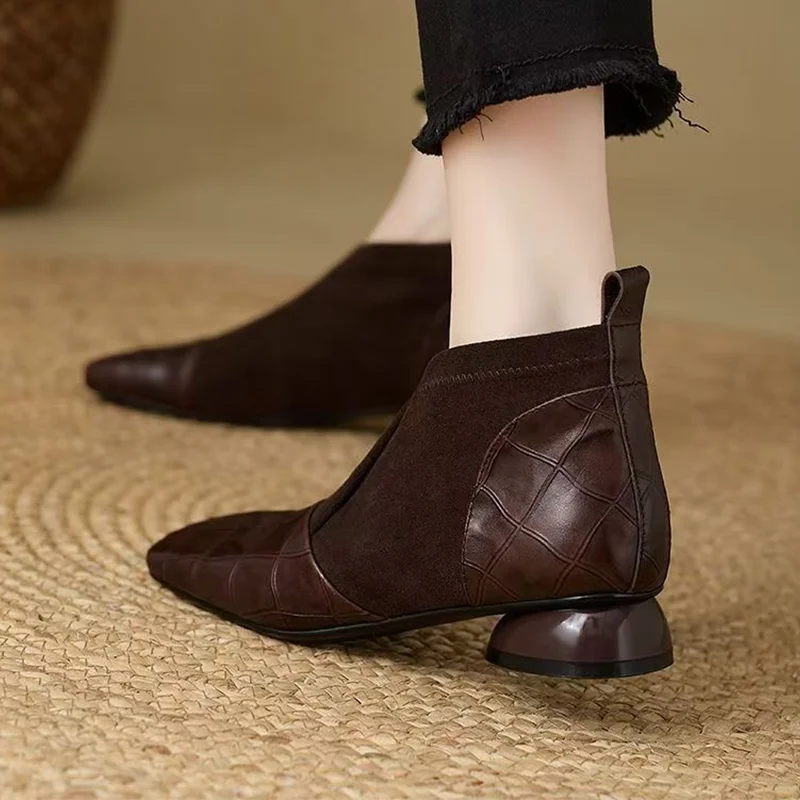 ساحة تو النساء حذاء من الجلد كعوب الموضة الأحذية 2025 الشتاء الاتجاه مضخات تشيلسي الأحذية مصمم جديد ريترو فاخر Mujer بوتاس