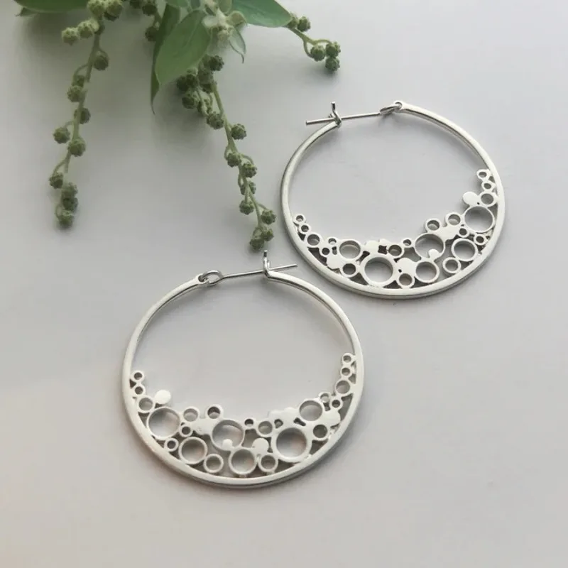 Pendientes de Aro Grandes BKBK Plateados con Diseño de Burbuja Calada para Mujer, Pendientes de Boda para San Valentín, Navidad, Año Nuevo, Joyería Nupcial Minimalista y Moderna para Novias, Damas de Honor, Adultas, Uso Diario, Club, Fiesta, Ocasiones Especiales