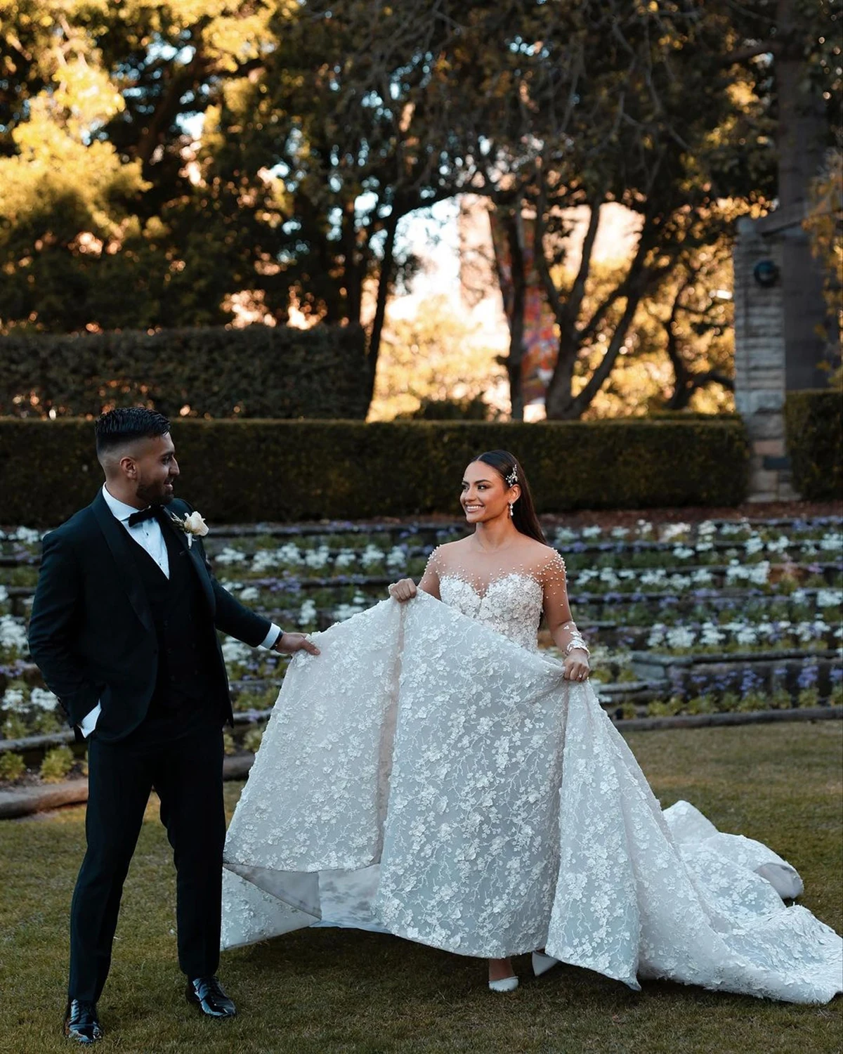 Robe De mariée trapèze personnalisée en dentelle 3D brillante, col transparent, perles appliquées, manches longues, Illusion au dos