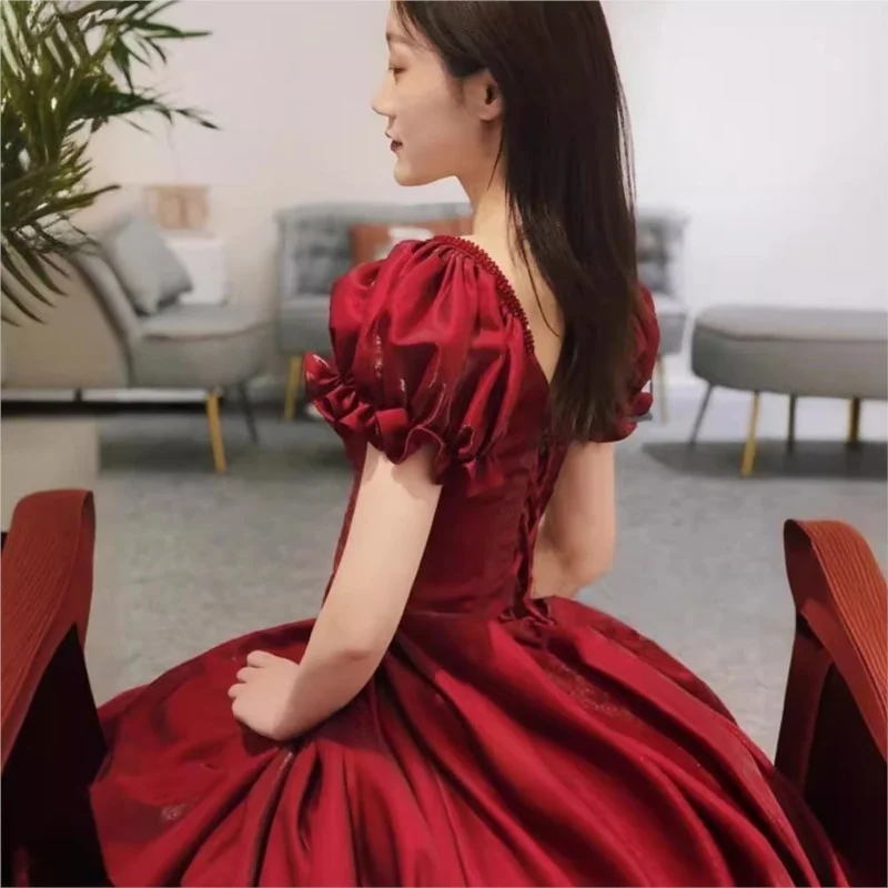 새틴 소재의 와인 레드 색상의 신부 들러리 드레스 (잔치용)