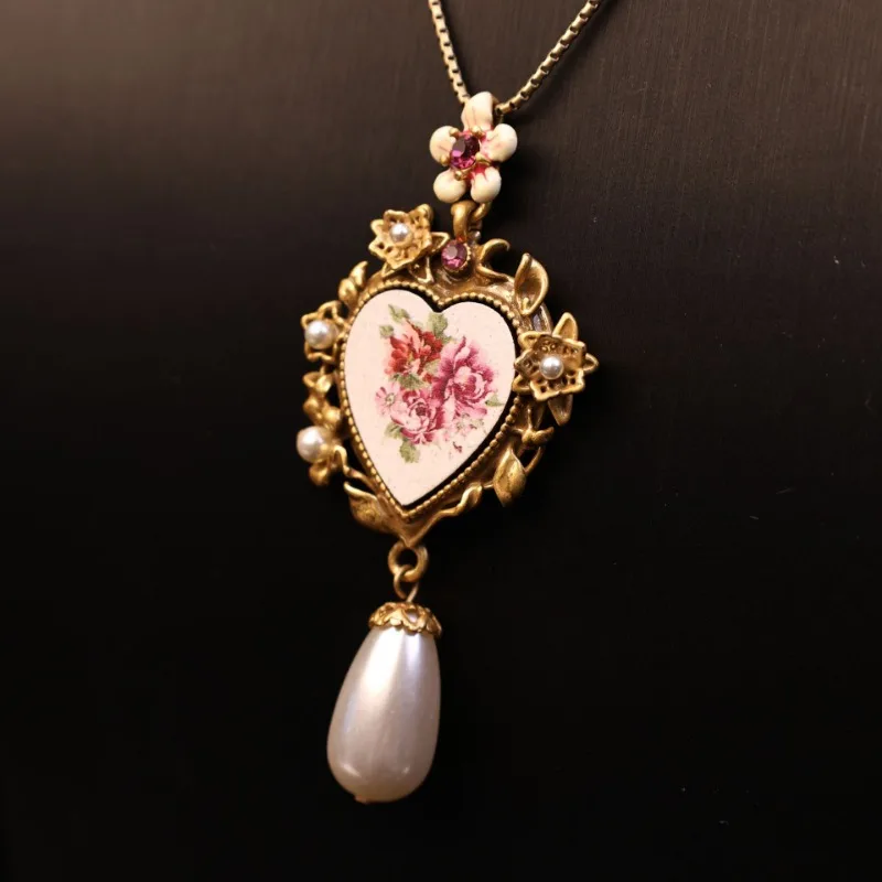 

Medieval Vintage Retro Love Flower Necklace French Retro Palace Style Waterdrop Pearl Pendant Women High-end Medieval Necklace