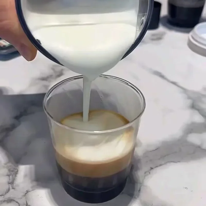 جديد صغير مريح مزبد الحليب الكهربائي الذاتي الحليب سحب Frother كابتشينو النمام لاتيه القهوة الساخن والبارد صانع رغوة