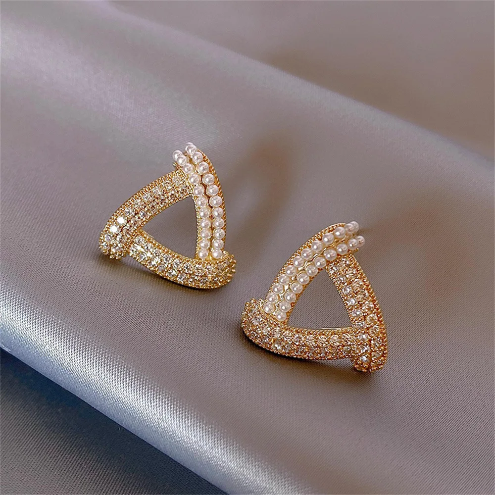 Elegant Geometric Triangle Light Luxury Zircon High-end Commuting Gold Niche Earrings for Girls Gift.