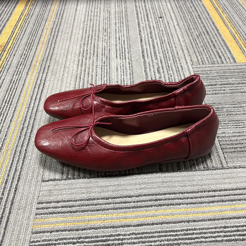 Neu in der Mode: Weiche Damen-Ballerinas mit flachem Absatz, lässige, flache Damenschuhe zum Hineinschlüpfen, mit Schmetterlingsknoten. – Detail 3