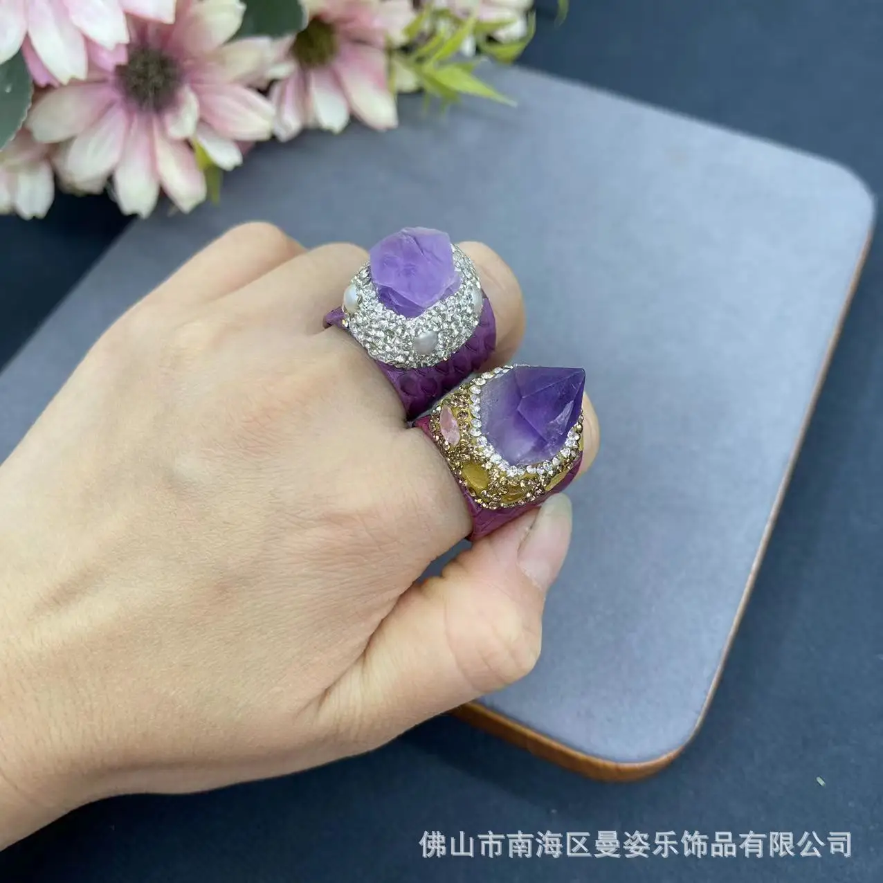 

True snake skin inlaid with natural amethyst rough stone alive, new fashionable atmospheric stone jewelry rings America