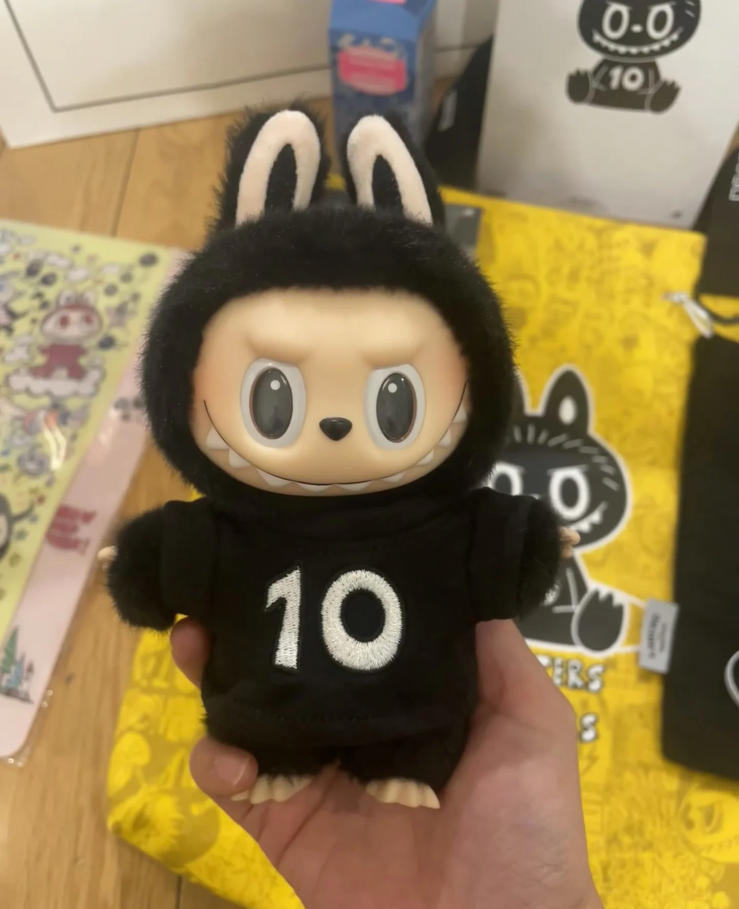 Oryginalna figurka/kolekcjonerski przedmiot POPMART THE MONSTERS z okazji 10-lecia, edycja limitowana, oficjalnie licencjonowana dekoracja