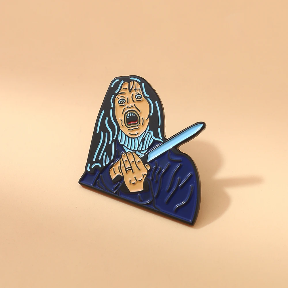 1Pc ホラー映画のキャラクター自殺エナメルブローチバックパックバッジ男性女性のブローチジュエリーアクセサリー友人へのギフト