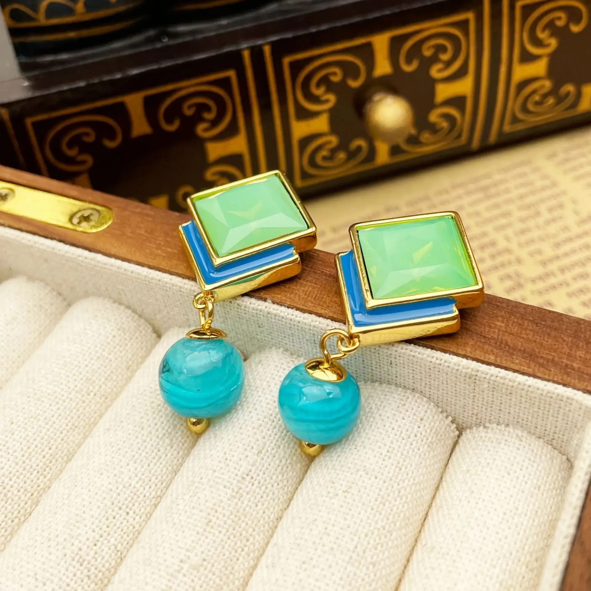 

Exaggerated retro drip glaze inlaid resin fashionable personalized commuter stud earrings woman