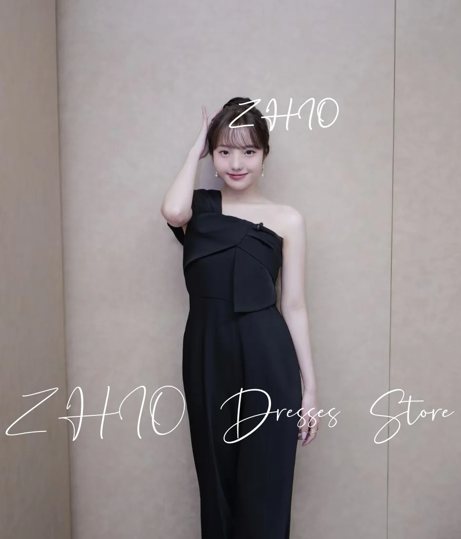 فستان سهرة رسمي أسود أنيق من ZHIO بكتف واحد على شكل حرف A وثنيات بطول الأرض من الساتان لحفلات الزفاف حسب الطلب