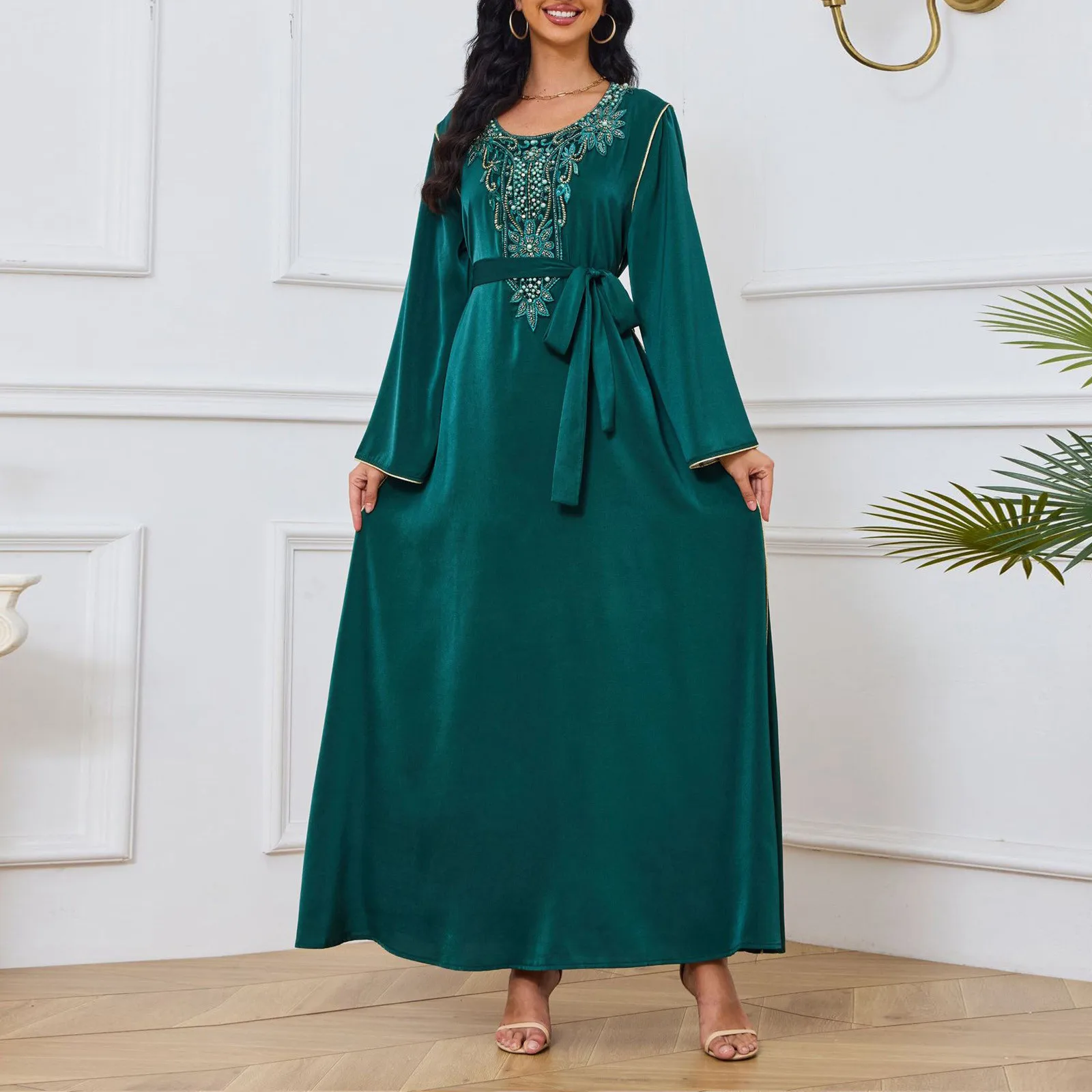 Abaya Arab Apparel Muscle Damenkleid Mode Perlen Neues Dubai Kleid Rundhalsausschnitt mit Gürtel Mode Lange Ärmel Damenbekleidung