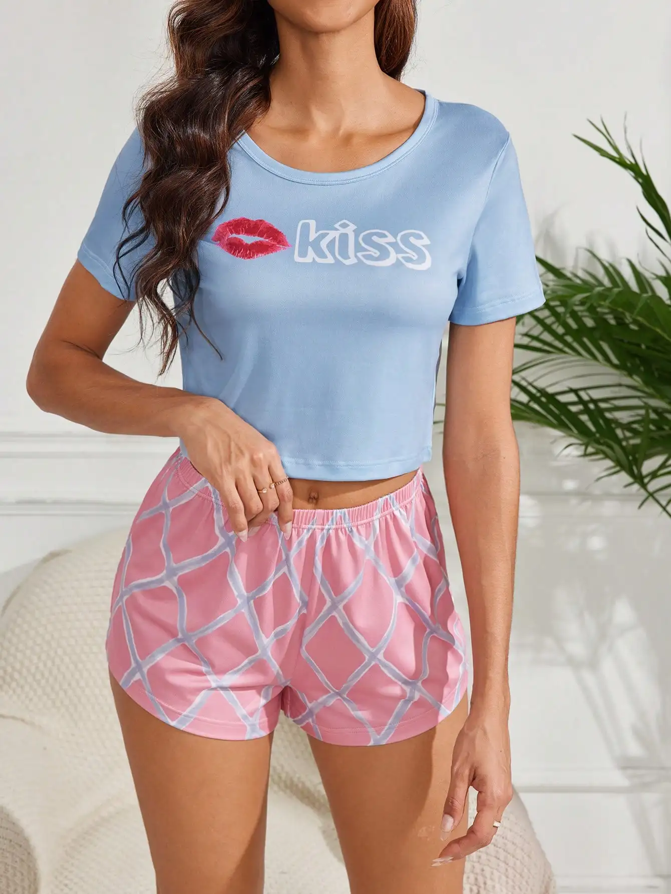 

Женский пижамный комплект, летняя одежда для сна с надписью Kiss, топ с круглым вырезом и коротким рукавом, клетчатые шорты, модная одежда для отдыха