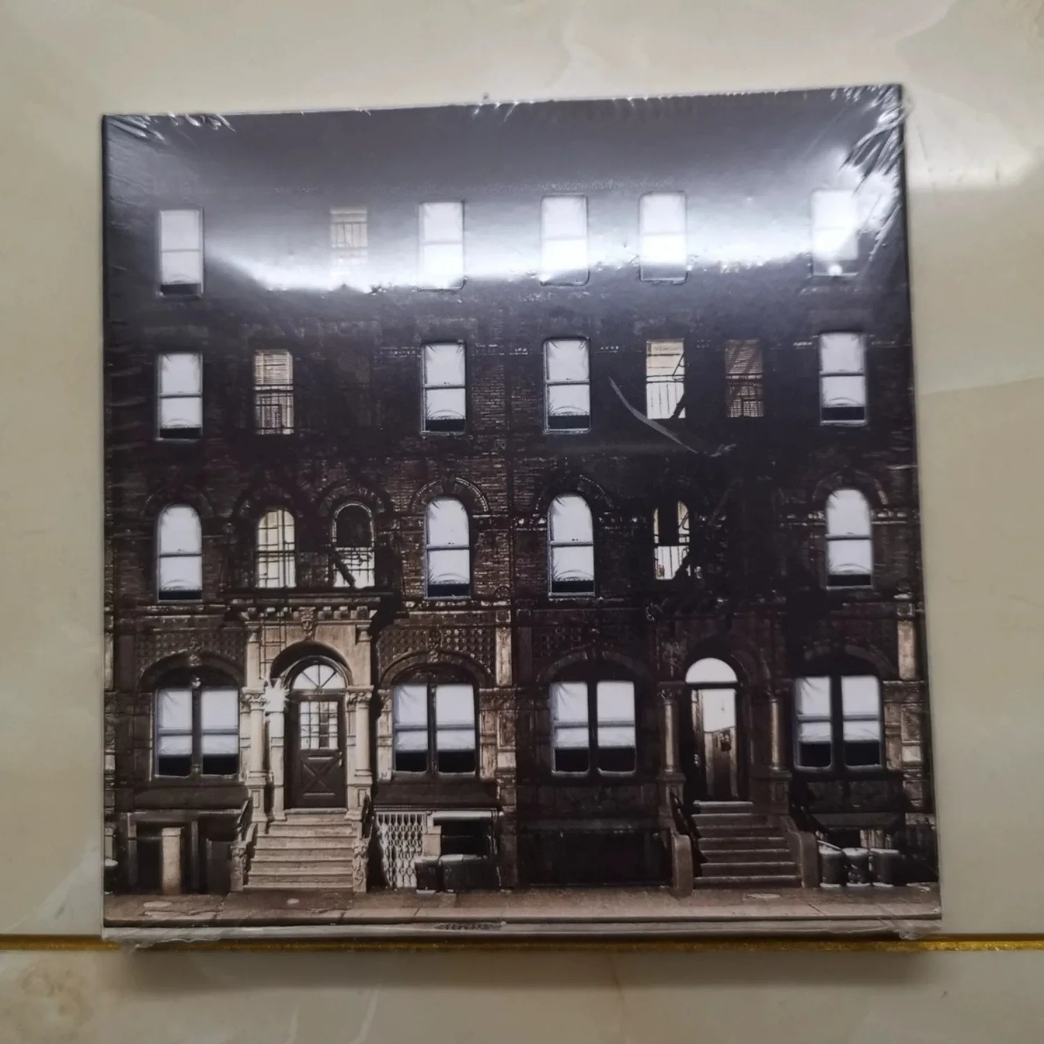 CD de Música Rock Clássica Ocidental, Capa com Fotografia de Fachada de Edifício Vintage, Edição de 40º Aniversário, Música Rock em Alta Resolução
