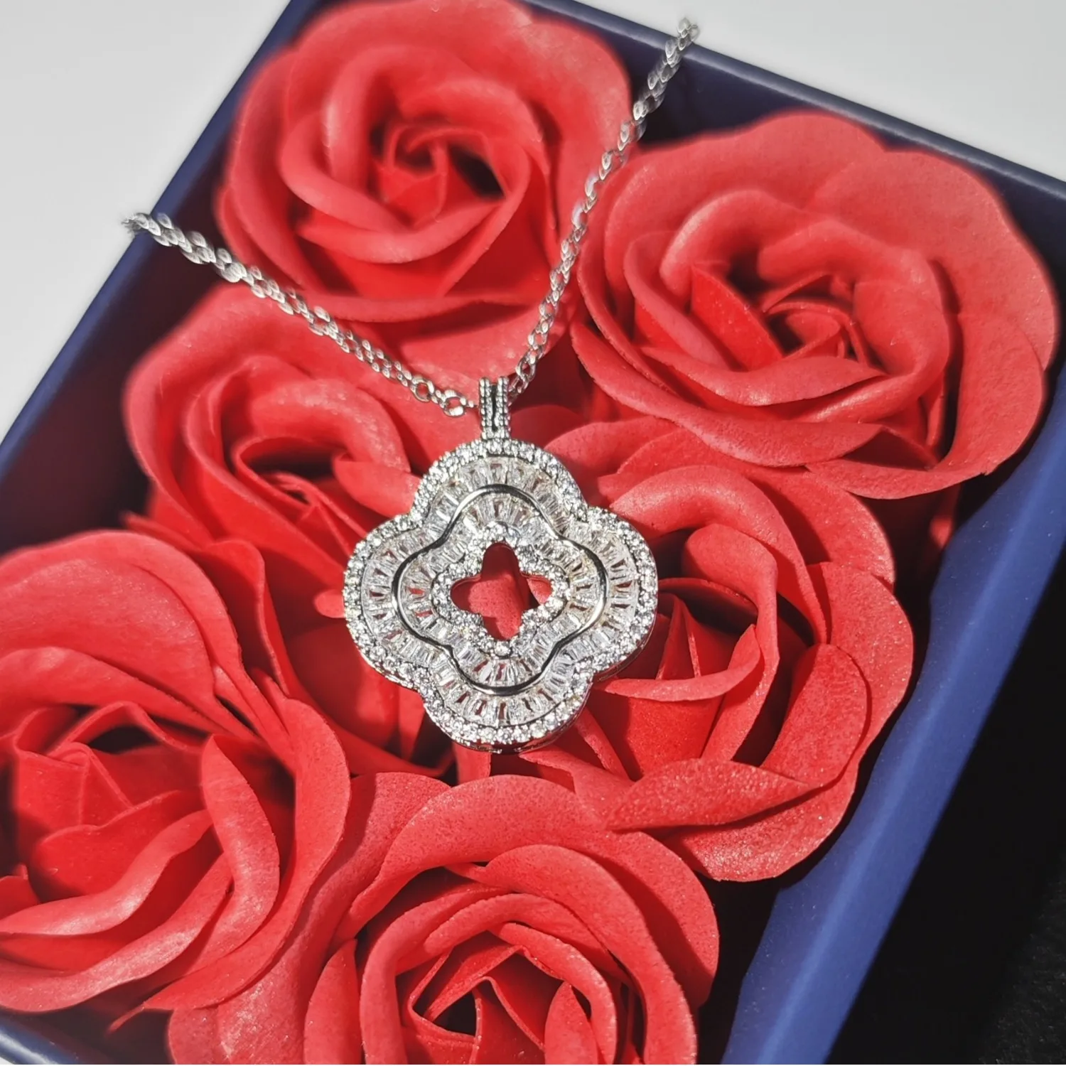 

Luxury Full Diamond Four-leaf Clover Pendant Necklace Light Luxury Niche High-end Necklace Lucky Clover Collarbone Chain