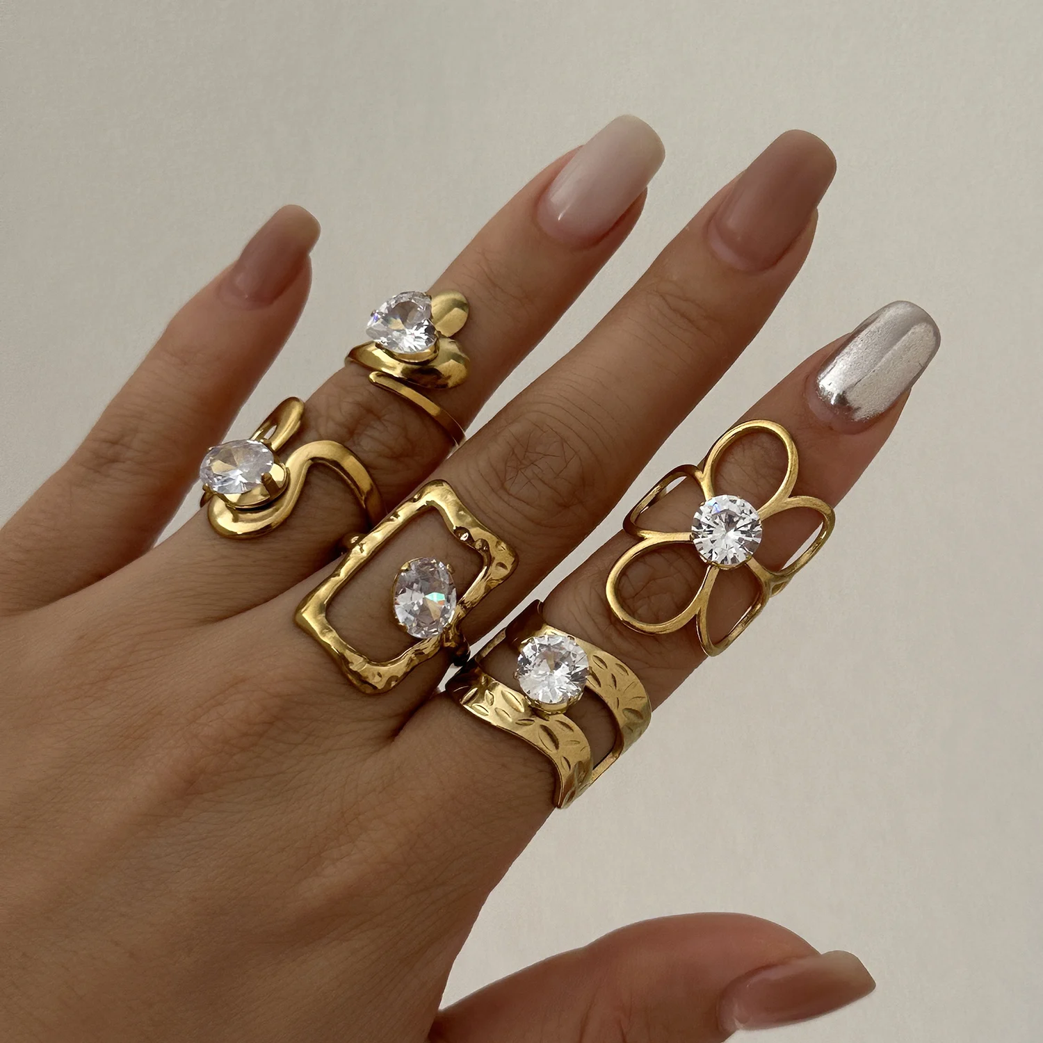 Einzigartiger Herzförmiger Zirkonia-Ring für Damen und Herren Edelstahl Goldfarben Hohler Blumen-Fingerring Wasserdichter Schmuck Geschenke – Detail 4