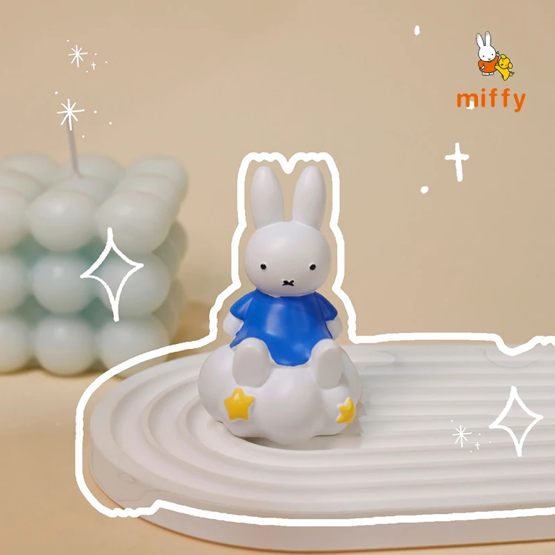 Kawaii Miffy ตุ๊กตาการ์ตูน Dopamine ตัวเลขรถเรซิ่นโต๊ะเครื่องประดับอะนิเมะสร้างสรรค์ตกแต่งบ้านที่สมบูรณ์แบบของขวัญวันเกิด