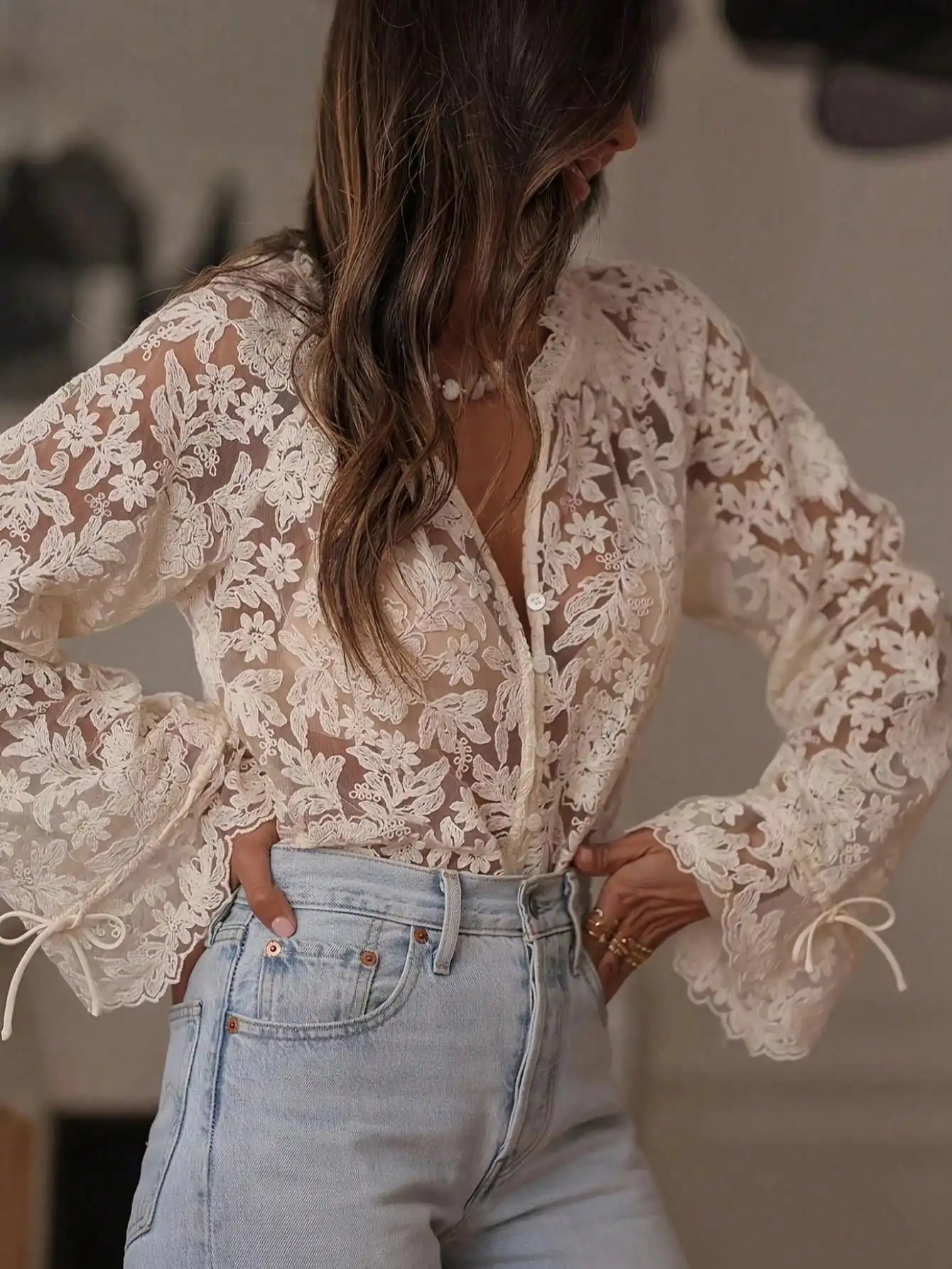 

Элегантная женская блузка с цветочным кружевом, рукавами-колокол и V-образным вырезом