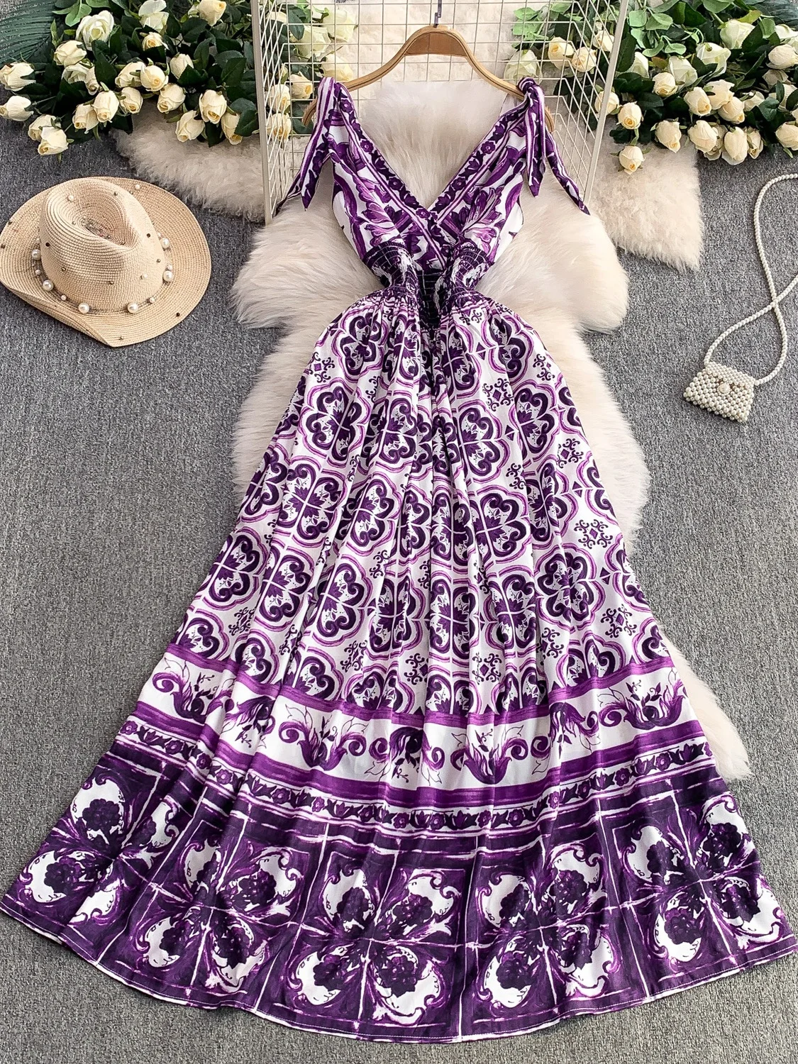 فستان نسائي متوسط ​​الطول بدون أكمام برقبة على شكل حرف v وطباعة أرجوانية وخصر مرن تنورة واسعة نمط التنقل عالي الخصر فستان صيف...