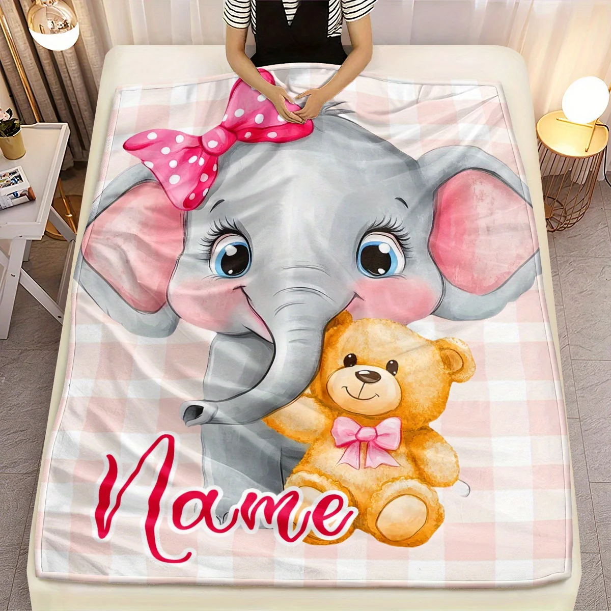 Personalisierte Elefanten- und Bären-Flanelldecken sind weich, leicht und warm. Das rosa karierte Design ist perfekt für Sofa b