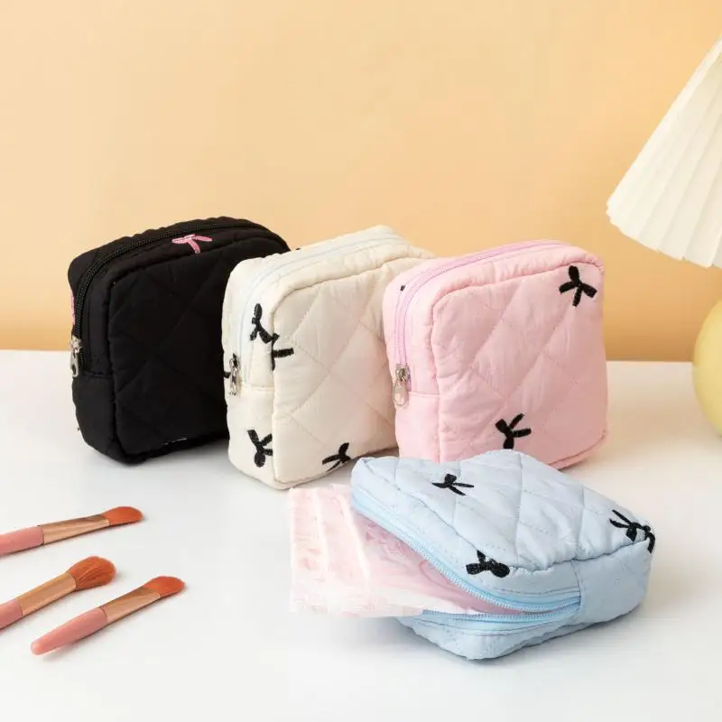 Niedliche, geräumige Aufbewahrungstaschen für Damenbinden, Cartoon-Schleife, tragbare Tasche für Mädchen, Organizer für Tampons und Hygieneartikel. – Detail 6